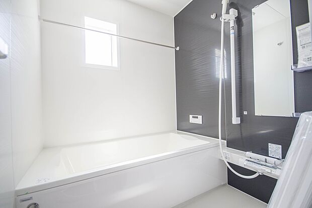 高級感溢れるカラーと大きさ・柔らかな曲線で構成された半身浴も楽しめるバスタブが心地よさをもたらします。