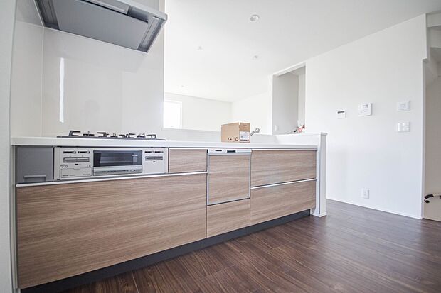 カウンターキッチンなら、リビングで遊ぶ子供の様子を見ながら料理ができるので安心です。料理を運んでもらったり、子供にお手伝いしてもらいやすいのもいいですね♪