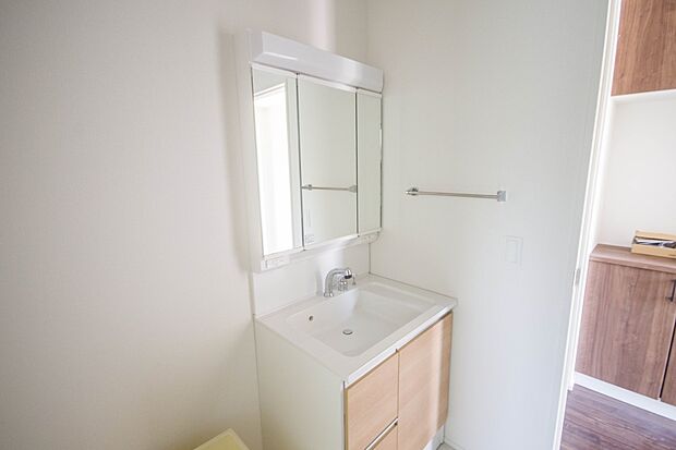 大きく見やすい三面鏡で清潔感ある洗面台は、身だしなみチェックや肌のお手入れに最適です。何かと物が増える場所だからこそ、スッキリと見映えの良い空間に拵えました。