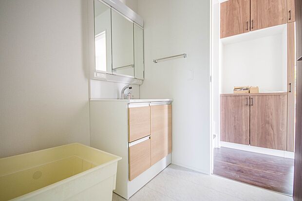 洗面室のある脱衣所は広々。脱いだお洋服をそのままお洗濯。