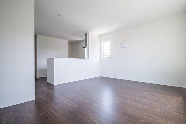 通風・採光に優れ、心地よい光と風が溢れています。 贅沢で豊かな居住性と、プライドを満たすクオリティが見事に調和した住空間。新築ならではの快適なひとときをご体感頂ける筈です。