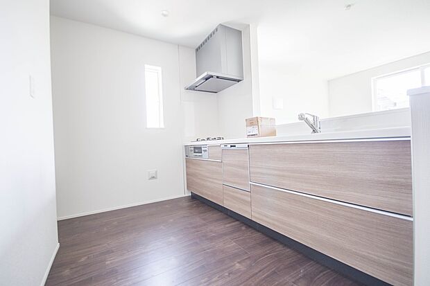 三口コンロで料理の幅を拡げてくれる使いやすいシステムキッチンを採用。洗い場も大きいので野菜や食器を洗ったりする際にも捗り、奥様の強い味方となってくれるはずです。