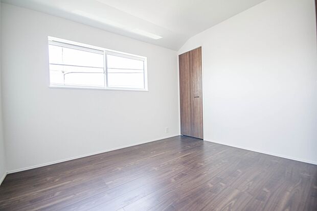 バルコニーに直接出入りできるお部屋です。ちょっと外の空気を吸いたい時や、ベランダでミニガーデニングなども楽しめそうです。