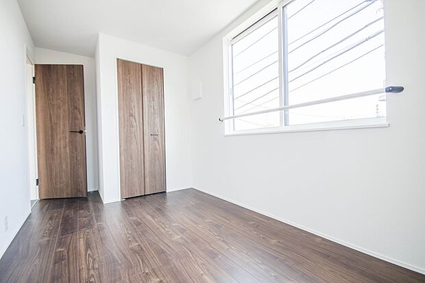 壁面クローゼットのメリットは、衣類が横一列に並ぶためひと目で洋服が選びやすいこと。衣類をたくさんお持ちの方も、限られたスペース内に無理なく収納することができます。