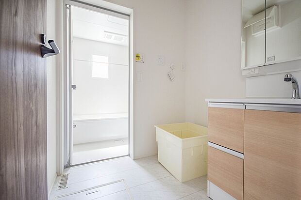 毎日使う洗濯機。しっかりと奥行きのある置き場が確保されています。