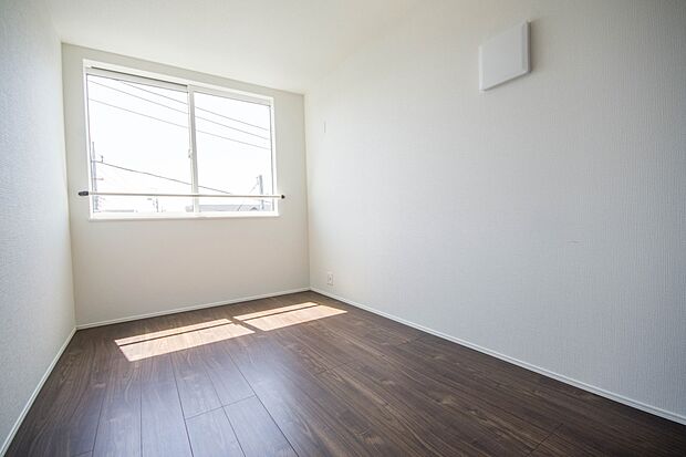 独立性を高めたお部屋。たっぷりの収納も配備しており、片付いた空間を現実出来そう。陽光も降り注ぐ明るく開放的な空間が魅力的。