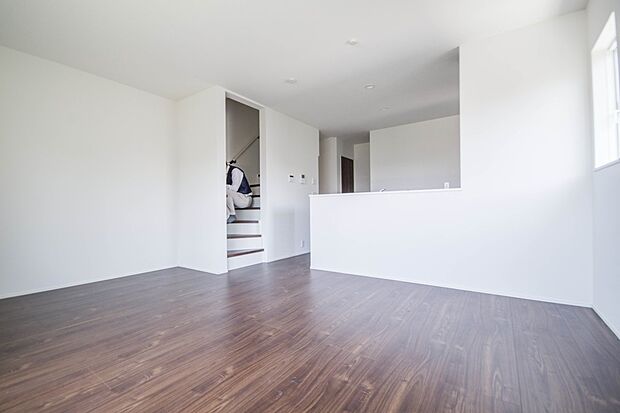 リビングは、食事スペースと寛げる場所設けてもまだ余裕の広さ。明るい光が照らしてくれます。