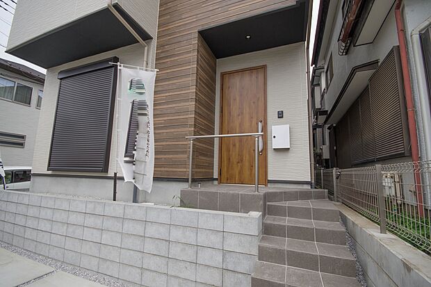 玄関の扉を開けるとそこは家族の待つお家。笑い声が聞こえてきそう。