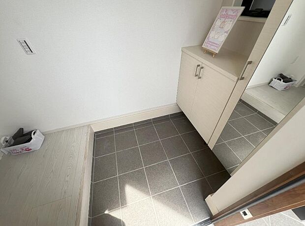 背の高いシューズボックスは、スタンドミラーにもなって全身のコーディネートチェックが可能。朝の身だしなみチェックに最適です。