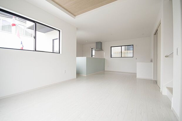 通風・採光に優れ、心地よい光と風が溢れています。 贅沢で豊かな居住性と、プライドを満たすクオリティが見事に調和した住空間。新築ならではの快適なひとときをご体感頂ける筈です。