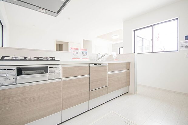 三口コンロで料理の幅を拡げてくれる使いやすいシステムキッチンを採用。洗い場も大きいので野菜や食器を洗ったりする際にも捗り、奥様の強い味方となってくれるはずです。