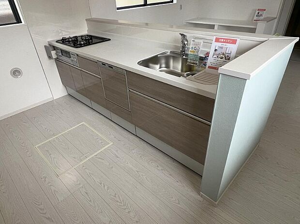 カウンターキッチンは広くて収納力もあるので、快適に料理をすることができます。食器や炊事用具を手の届くところに配置しやすいため調理もスピーディーです。