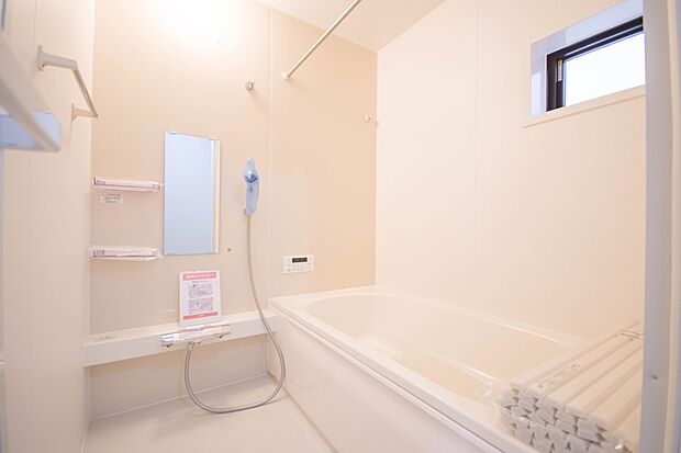 高級感溢れるカラーと大きさ・柔らかな曲線で構成された半身浴も楽しめるバスタブが心地よさをもたらします。