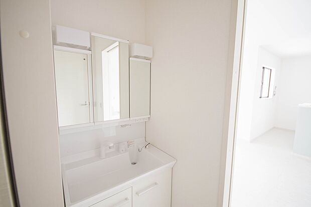 大きく見やすい三面鏡で清潔感ある洗面台は、身だしなみチェックや肌のお手入れに最適です。何かと物が増える場所だからこそ、スッキリと見映えの良い空間に拵えました。