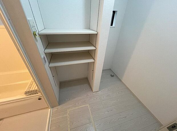 タオルやパジャマ、下着、掃除用品などランドリーに置きたいアイテムを一気に収納してくれる、あると便利サニタリー収納。