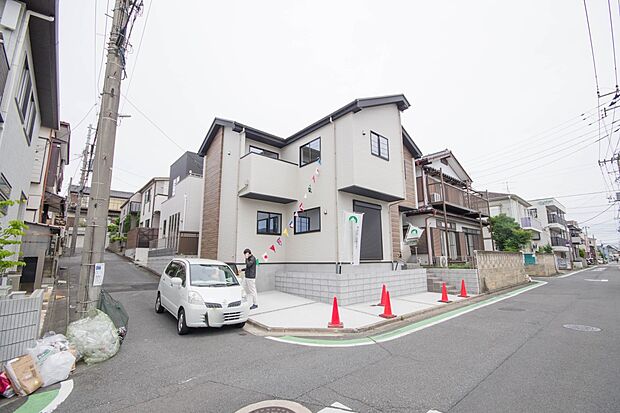 前面道路でお車を駐車するのも楽々。