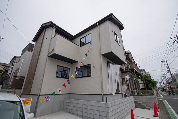 街に溶け合う美しい景観と、採光や風通しを考えて設計された間取り。近隣の視線を考え調整した窓位置など、外観だけでなく、住まうご家族の心地よさを最優先しました。