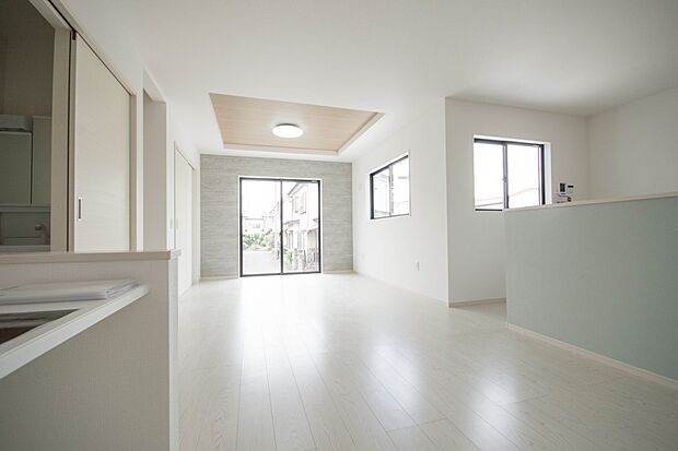 リビングは、食事スペースと寛げる場所設けてもまだ余裕の広さ。明るい光が照らしてくれます。