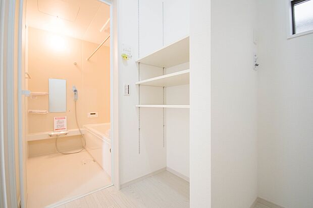 洗面室のある脱衣所は広々。脱いだお洋服をそのままお洗濯。