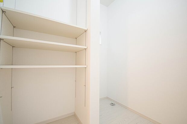 毎日使う洗濯機。しっかりと奥行きのある置き場が確保されています。