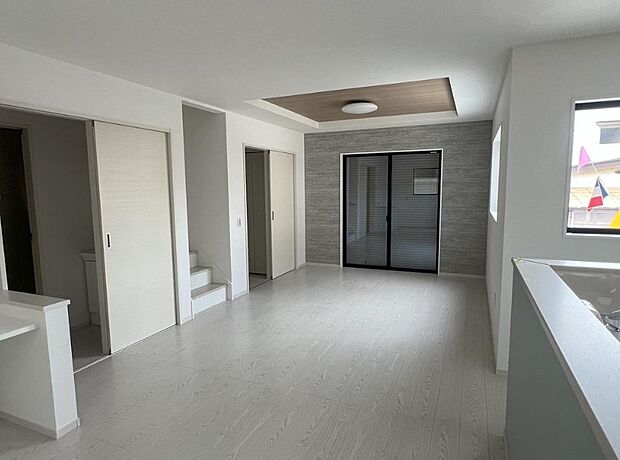 通風・採光に優れ、心地よい光と風が溢れています。 贅沢で豊かな居住性と、プライドを満たすクオリティが見事に調和した住空間。新築ならではの快適なひとときをご体感頂ける筈です。