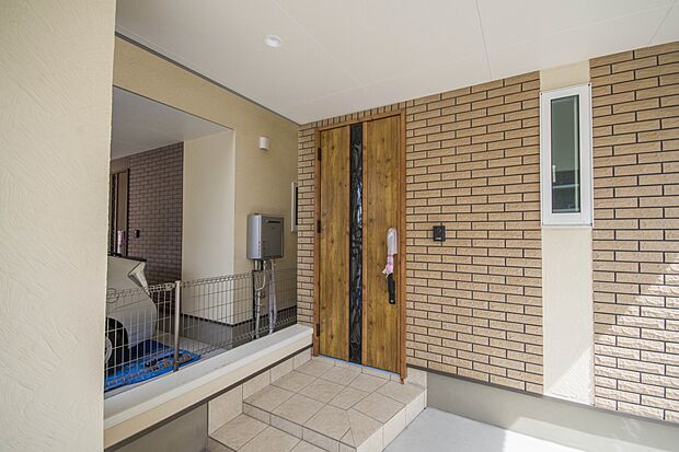 上質感漂う玄関へのアプローチ。居住者の帰り、訪れる方を優しく迎える・安らぎに満ちた生活空間を予感させる。健やかな暮らしを楽しめそう。