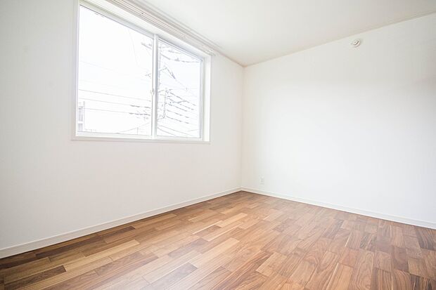 明るい窓のあるお部屋は子供部屋にぴったり。可愛い家具で素敵なお部屋に。