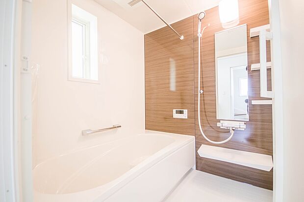 高級感溢れるカラーと大きさ・柔らかな曲線で構成された半身浴も楽しめるバスタブが心地よさをもたらします。