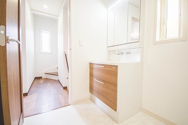 洗面室のある脱衣所は広々。脱いだお洋服をそのままお洗濯。