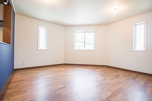 リビングは、食事スペースと寛げる場所設けてもまだ余裕の広さ。明るい光が照らしてくれます。