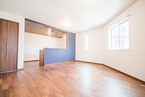 通風・採光に優れ、心地よい光と風が溢れています。 贅沢で豊かな居住性と、プライドを満たすクオリティが見事に調和した住空間。新築ならではの快適なひとときをご体感頂ける筈です。