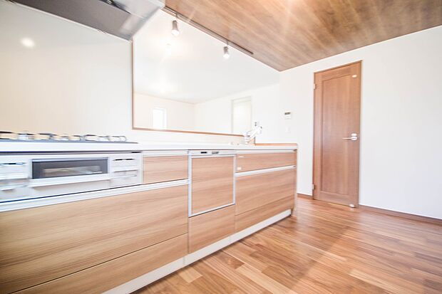 三口コンロで料理の幅を拡げてくれる使いやすいシステムキッチンを採用。洗い場も大きいので野菜や食器を洗ったりする際にも捗り、奥様の強い味方となってくれるはずです。