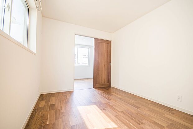 バルコニーに直接出入りできるお部屋です。ちょっと外の空気を吸いたい時や、ベランダでミニガーデニングなども楽しめそうです。