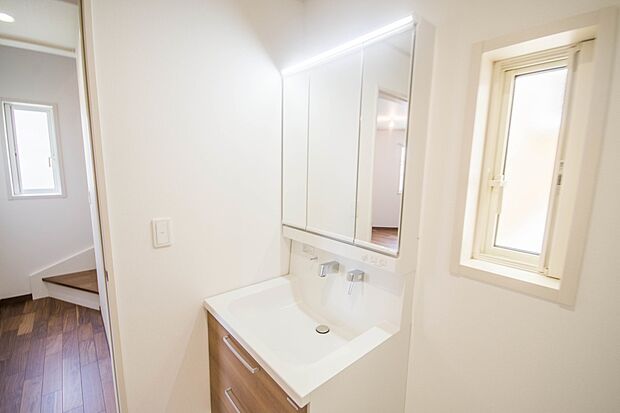 大きく見やすい三面鏡で清潔感ある洗面台は、身だしなみチェックや肌のお手入れに最適です。何かと物が増える場所だからこそ、スッキリと見映えの良い空間に拵えました。