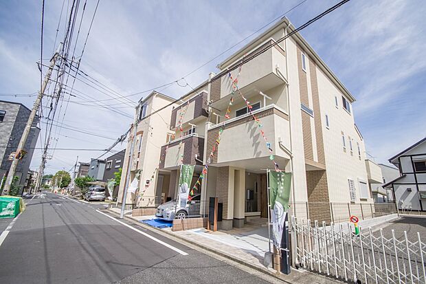 街に溶け合う美しい景観と、採光や風通しを考えて設計された間取り。近隣の視線を考え調整した窓位置など、外観だけでなく、住まうご家族の心地よさを最優先しました。