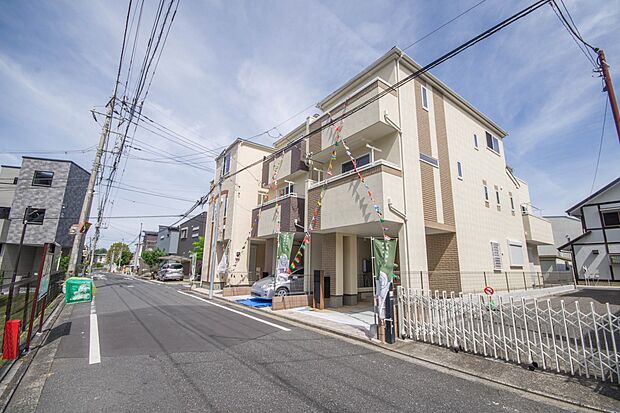 前面道路の日当たりの良い明るいお家。