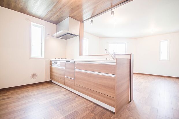 カウンターキッチンなら、リビングで遊ぶ子供の様子を見ながら料理ができるので安心です。料理を運んでもらったり、子供にお手伝いしてもらいやすいのもいいですね♪