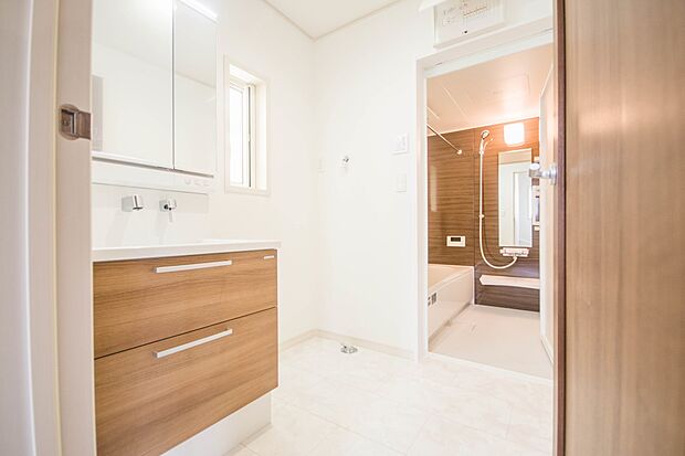 毎日使う洗濯機。しっかりと奥行きのある置き場が確保されています。