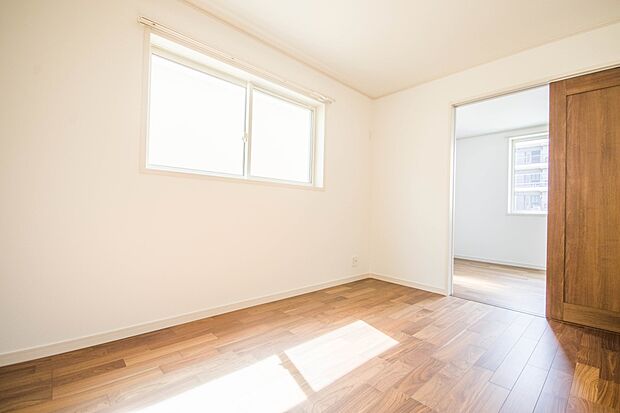独立性を高めたお部屋。たっぷりの収納も配備しており、片付いた空間を現実出来そう。陽光も降り注ぐ明るく開放的な空間が魅力的。