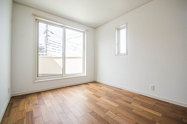 陽光が降り注ぐ明るく開放的な空間が魅力的。