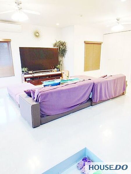 ブラインドで陽射しを調整できる落ち着いた雰囲気のお部屋です。