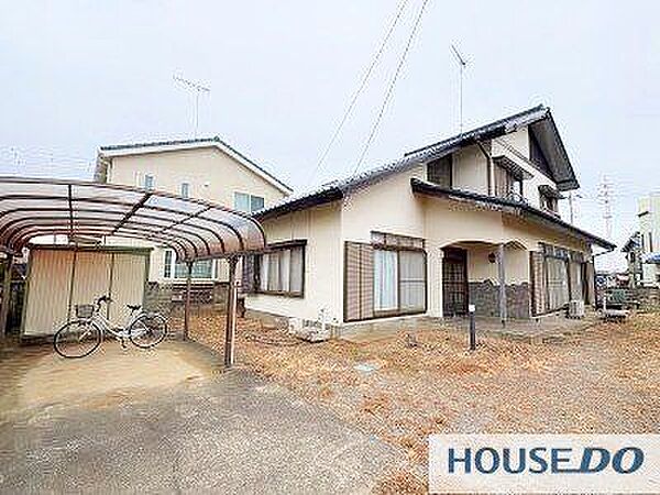 カーポート付きの外観です。