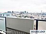 バルコニー：バルコニーからの眺望です。前に高い建物がなく空が広く見渡せます。