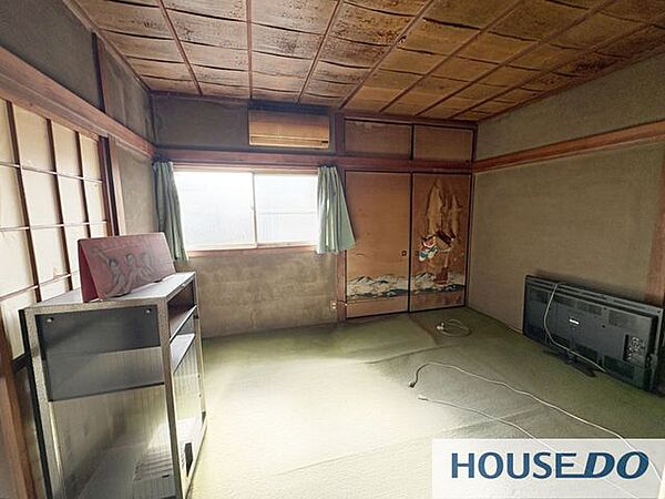 木天井の和室。掃き出し窓から光が入り、床の間を備えた落ち着いた一室です。