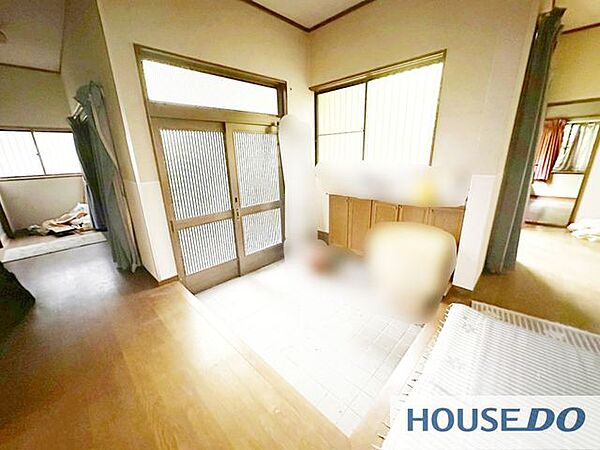 引き戸を開け放てる開放的な続き間です。