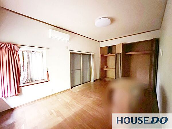 収納を備えた明るい洋室です。