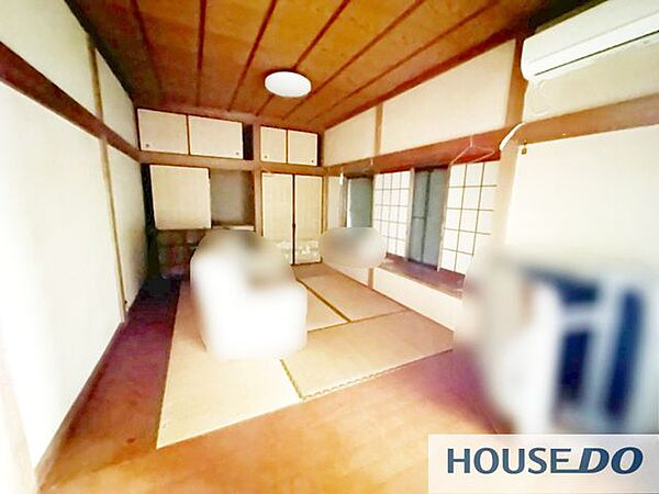 木目の天井が落ち着いた雰囲気の和室です。