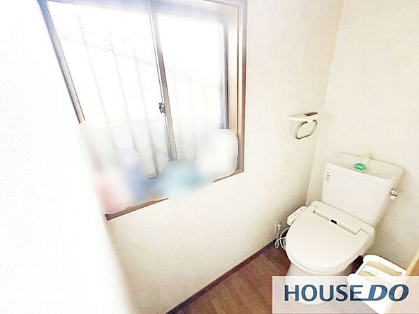 窓があり明るいトイレです。