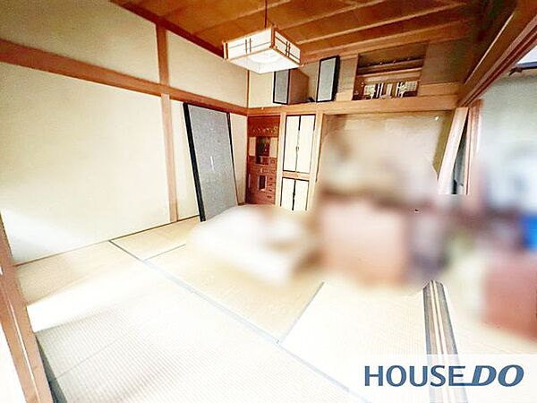 作り付けの収納棚がある和室です。
