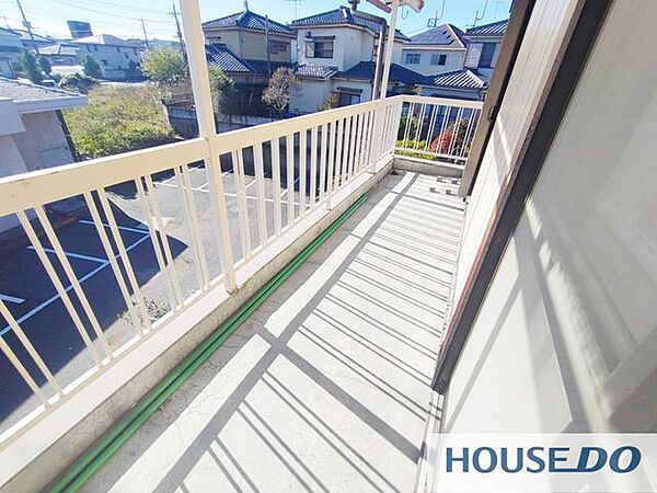 手すり付きのバルコニーです。日当たりが良く洗濯物もよく乾きます。
